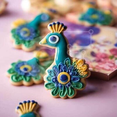 Intra Συλλεκτικό Ξύλινο Παζλ Plywood 4mm - Διακοσμημένα μπισκότα Peacock σε ροζ φόντο Σε Ξύλινο Κουτί - Διαστάσεις: 10x10 cm – 25 κομμάτια - Image 1