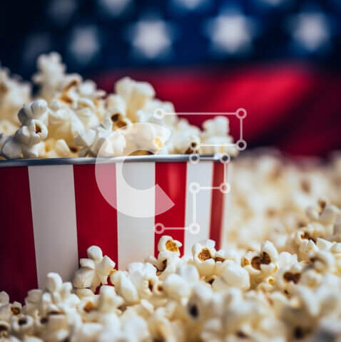 Intra Συλλεκτικό Ξύλινο Παζλ Plywood  4mm - Κάδος ποπ κορν με φόντο αμερικανικής σημαίας Σε Ξύλινο Κουτί - Διαστάσεις: 10x10 cm – 25 κομμάτια - Image 1