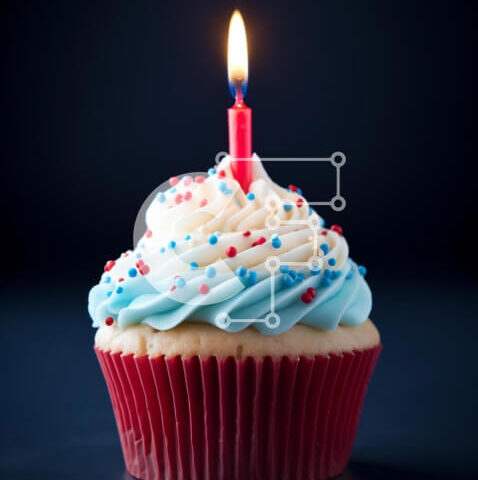 Intra Συλλεκτικό Ξύλινο Παζλ Plywood  4mm - Πολύχρωμο cupcake γενεθλίων με κόκκινα, λευκά και μπλε πασπαλίσματα Σε Ξύλινο Κουτί - Διαστάσεις: 10x10 cm – 25 κομμάτια - Image 1