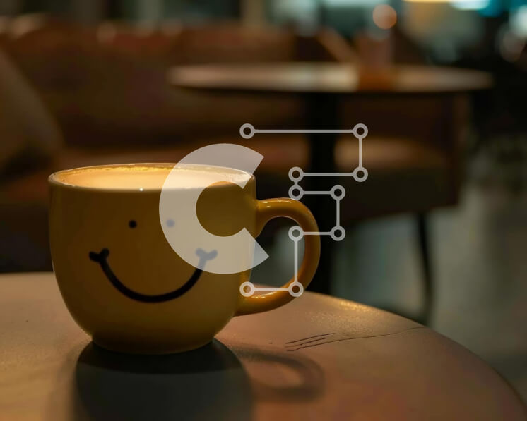 Intra Συλλεκτικό Ξύλινο Παζλ Plywood  4mm - Κίτρινο φλιτζάνι καφέ με χαμογελαστό πρόσωπο στο τραπέζι Σε Ξύλινο Κουτί - Διαστάσεις: 10x10 cm – 25 κομμάτια