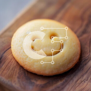 Intra Συλλεκτικό Ξύλινο Παζλ Plywood  4mm - Χαμογελώντας μπισκότο σε ξύλινη σανίδα κοπής Σε Ξύλινο Κουτί - Διαστάσεις: 10x10 cm – 25 κομμάτια - Image 1