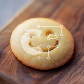 Intra Συλλεκτικό Ξύλινο Παζλ Plywood  4mm - Χαμογελώντας μπισκότο σε ξύλινη σανίδα κοπής Σε Ξύλινο Κουτί - Διαστάσεις: 10x10 cm – 25 κομμάτια - Image 1