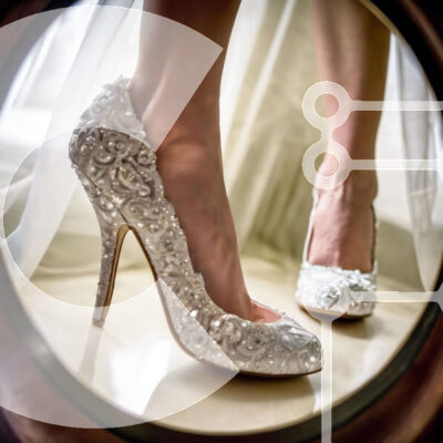 Intra Συλλεκτικό Ξύλινο Παζλ Plywood  4mm - Γυναικεία λευκά ψηλοτάκουνα παπούτσια με αντανάκλαση σε κυκλικό καθρέφτη Σε Ξύλινο Κουτί - Διαστάσεις: 10x10 cm – 25 κομμάτια - Image 1