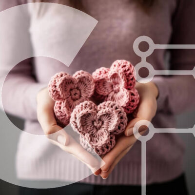 Intra Συλλεκτικό Ξύλινο Παζλ Plywood  4mm - Γυναίκα που κρατά ροζ κροσέ λουλούδια Σε Ξύλινο Κουτί - Διαστάσεις: 10x10 cm – 25 κομμάτια - Image 1