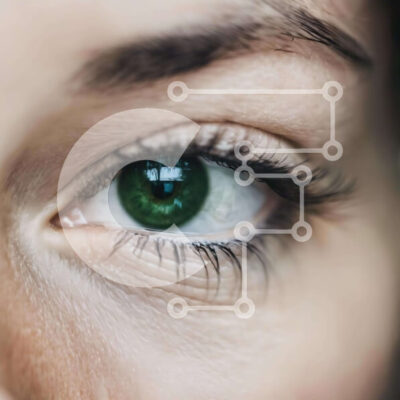 Intra Συλλεκτικό Ξύλινο Παζλ Plywood  4mm - Κοντινό πλάνο του πράσινου ματιού μιας γυναίκας με γυαλιά Σε Ξύλινο Κουτί - Διαστάσεις: 10x10 cm – 25 κομμάτια - Image 1