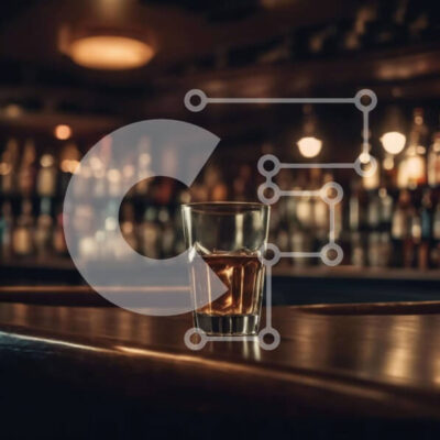 Intra Συλλεκτικό Ξύλινο Παζλ Plywood  4mm - Ποτήρι ουίσκι σε ξύλινο πάγκο μπαρ με μπουκάλια και κουτάκια Σε Ξύλινο Κουτί - Διαστάσεις: 10x10 cm – 25 κομμάτια - Image 1