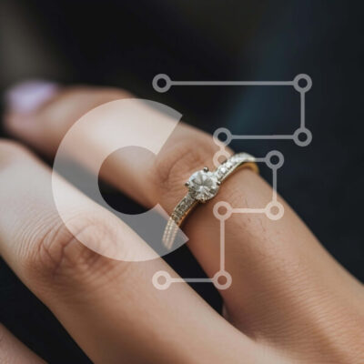 Intra Συλλεκτικό Ξύλινο Παζλ Plywood  4mm - Γυναικείο χέρι με λευκό διαμαντένιο δαχτυλίδι αρραβώνων Σε Ξύλινο Κουτί - Διαστάσεις: 10x10 cm – 25 κομμάτια - Image 1