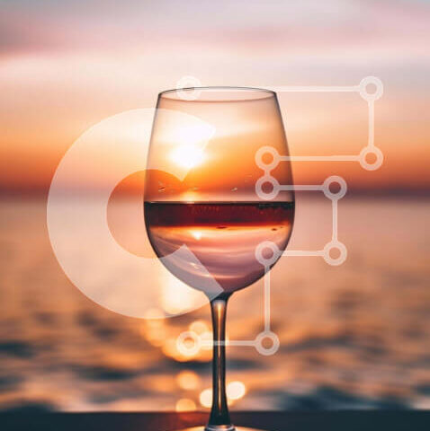 Intra Συλλεκτικό Ξύλινο Παζλ Plywood 4mm - Λευκό ποτήρι κρασιού σε υπαίθριο τραπέζι στο ηλιοβασίλεμα Σε Ξύλινο Κουτί - Διαστάσεις: 10x10 cm – 25 κομμάτια - Image 1