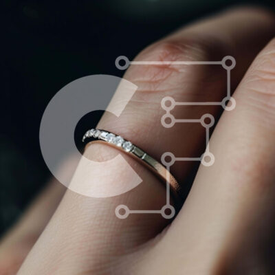 Intra Συλλεκτικό Ξύλινο Παζλ Plywood  4mm - Δαχτυλίδι αρραβώνων από λευκό χρυσό με διαμάντια στο γυναικείο χέρι Σε Ξύλινο Κουτί - Διαστάσεις: 10x10 cm – 25 κομμάτια - Image 1