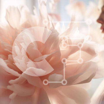 Intra Συλλεκτικό Ξύλινο Παζλ Plywood  4mm - Ξανθή γυναίκα που θαυμάζει το αφηρημένο ροζ λουλούδι Σε Ξύλινο Κουτί - Διαστάσεις: 10x10 cm – 25 κομμάτια - Image 1