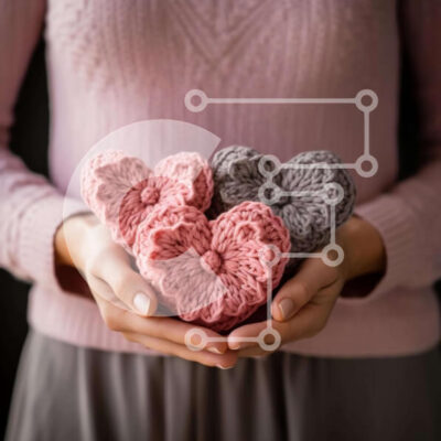 Intra Συλλεκτικό Ξύλινο Παζλ Plywood  4mm - Γυναίκα που κρατά κροσέ αντικείμενα σε σχήμα καρδιάς Σε Ξύλινο Κουτί - Διαστάσεις: 10x10 cm – 25 κομμάτια - Image 1