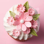 Intra Συλλεκτικό Ξύλινο Παζλ Plywood  4mm – Διακοσμημένο Cupcake με ροζ λουλούδια και πράσινα φύλλα Σε Ξύλινο Κουτί – Διαστάσεις: 10×10 cm – 25 κομμάτια