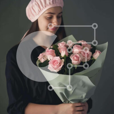 Intra Συλλεκτικό Ξύλινο Παζλ Plywood  4mm - Νεαρή γυναίκα με μπουκέτο ροζ τριαντάφυλλα Σε Ξύλινο Κουτί - Διαστάσεις: 10x10 cm – 25 κομμάτια - Image 1