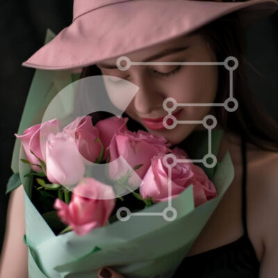 Intra Συλλεκτικό Ξύλινο Παζλ Plywood  4mm - Νεαρή γυναίκα με ροζ τριαντάφυλλα και ροζ καπέλο Σε Ξύλινο Κουτί - Διαστάσεις: 10x10 cm – 25 κομμάτια - Image 1