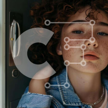 Intra Συλλεκτικό Ξύλινο Παζλ Plywood  4mm - Νεαρή γυναίκα με σγουρά μαλλιά σε ντουλάπια με κοσμήματα Σε Ξύλινο Κουτί - Διαστάσεις: 10x10 cm – 25 κομμάτια - Image 1