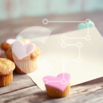 Intra Συλλεκτικό Ξύλινο Παζλ Plywood  4mm - Cupcakes σε σχήμα καρδιάς σε ξύλινο τραπέζι Σε Ξύλινο Κουτί - Διαστάσεις: 10x10 cm – 25 κομμάτια - Image 1