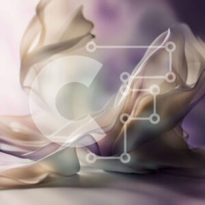 Intra Συλλεκτικό Ξύλινο Παζλ Plywood  4mm - Όμορφο κοντινό πορτρέτο μιας γυναίκας με σγουρά καστανά μαλλιά και μωβ μαντήλι Σε Ξύλινο Κουτί - Διαστάσεις: 10x10 cm – 25 κομμάτια