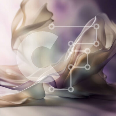 Intra Συλλεκτικό Ξύλινο Παζλ Plywood  4mm - Όμορφο κοντινό πορτρέτο μιας γυναίκας με σγουρά καστανά μαλλιά και μωβ μαντήλι Σε Ξύλινο Κουτί - Διαστάσεις: 10x10 cm – 25 κομμάτια - Image 1