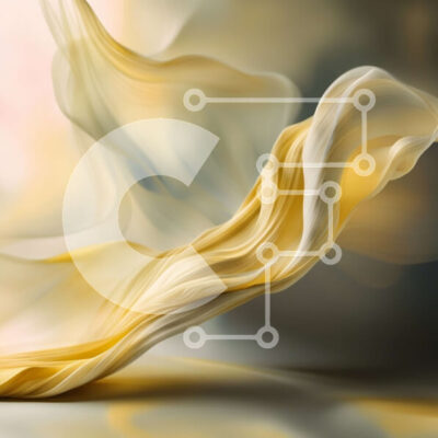 Intra Συλλεκτικό Ξύλινο Παζλ Plywood  4mm - Εκπληκτική κοντινή λήψη μιας γυναίκας με σπαστά μαλλιά και χρυσό κολιέ Σε Ξύλινο Κουτί - Διαστάσεις: 10x10 cm – 25 κομμάτια - Image 1