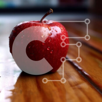 Intra Συλλεκτικό Ξύλινο Παζλ Plywood  4mm - Φρέσκο ​​και ζουμερό κόκκινο μήλο με σταγονίδια νερού Σε Ξύλινο Κουτί - Διαστάσεις: 10x10 cm – 25 κομμάτια - Image 1