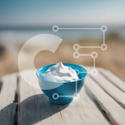 Intra Συλλεκτικό Ξύλινο Παζλ Plywood 4mm - Μπλε μπολ με σαντιγί σε ξύλινο τραπέζι δίπλα στον ωκεανό Σε Ξύλινο Κουτί - Διαστάσεις: 10x10 cm – 25 κομμάτια - Image 1