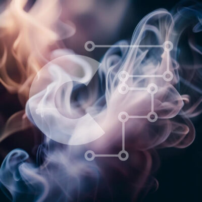 Intra Συλλεκτικό Ξύλινο Παζλ Plywood  4mm - Εκπληκτικό κοντινό πορτρέτο μιας γυναίκας με φωτεινά μπλε μάτια και μακριά σγουρά καστανά μαλλιά Σε Ξύλινο Κουτί - Διαστάσεις: 10x10 cm – 25 κομμάτια - Image 1