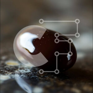 Intra Συλλεκτικό Ξύλινο Παζλ Plywood  4mm - Μπάλα μαύρης σοκολάτας σε μαρμάρινη επιφάνεια Σε Ξύλινο Κουτί - Διαστάσεις: 10x10 cm – 25 κομμάτια