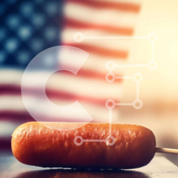 Intra Συλλεκτικό Ξύλινο Παζλ Plywood  4mm - Χοτ ντογκ τυλιγμένο με μπέικον σε ραβδί αμερικανικής σημαίας για τον εορτασμό της 4ης Ιουλίου Σε Ξύλινο Κουτί - Διαστάσεις: 10x10 cm – 25 κομμάτια - Image 1