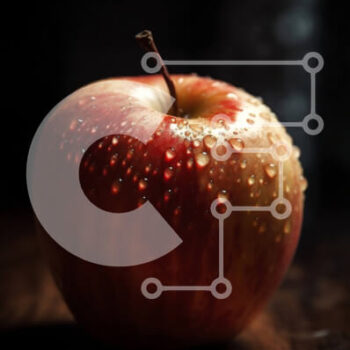 Intra Συλλεκτικό Ξύλινο Παζλ Plywood  4mm - Φρέσκο ​​μήλο με σταγονίδια νερού σε ένα ξύλινο τραπέζι Σε Ξύλινο Κουτί - Διαστάσεις: 10x10 cm – 25 κομμάτια - Image 1