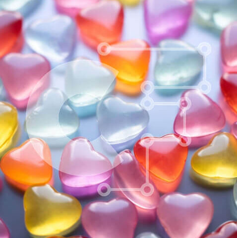 Intra Συλλεκτικό Ξύλινο Παζλ Plywood 4mm - Πολύχρωμες καραμέλες σε σχήμα καρδιάς σε ένα τραπέζι Σε Ξύλινο Κουτί - Διαστάσεις: 10x10 cm – 25 κομμάτια - Image 1