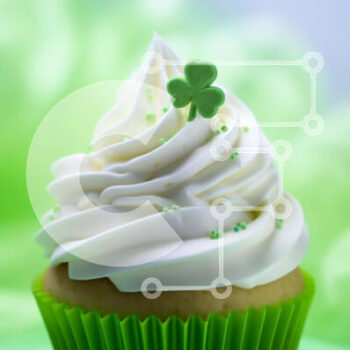 Intra Συλλεκτικό Ξύλινο Παζλ Plywood  4mm - Cupcake του Αγίου Πατρικίου με τριφύλλια και πράσινα φύλλα Σε Ξύλινο Κουτί - Διαστάσεις: 10x10 cm – 25 κομμάτια - Image 1