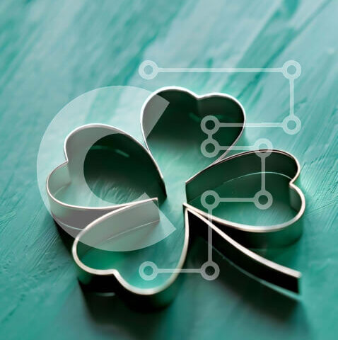 Intra Συλλεκτικό Ξύλινο Παζλ Plywood 4mm - Κόφτες μπισκότων σε σχήμα τριφυλλιού σε πράσινη επιφάνεια Σε Ξύλινο Κουτί - Διαστάσεις: 10x10 cm – 25 κομμάτια - Image 1