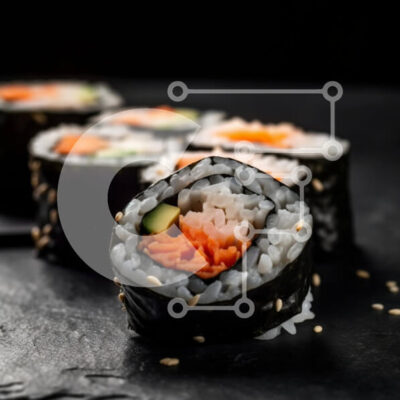 Intra Συλλεκτικό Ξύλινο Παζλ Plywood  4mm - Ρολά σούσι με σολομό και αβοκάντο σε σκοτεινό φόντο Σε Ξύλινο Κουτί - Διαστάσεις: 10x10 cm – 25 κομμάτια - Image 1