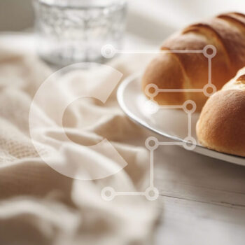 Intra Συλλεκτικό Ξύλινο Παζλ Plywood  4mm - Φρεσκοψημένο ψωμί σε ένα άσπρο πιάτο Σε Ξύλινο Κουτί - Διαστάσεις: 10x10 cm – 25 κομμάτια - Image 1