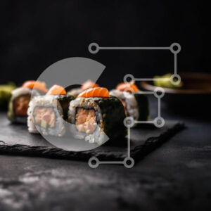 Intra Συλλεκτικό Ξύλινο Παζλ Plywood  4mm - Νόστιμα ρολά σούσι με σολομό και αβοκάντο σε ένα μαύρο πιάτο Σε Ξύλινο Κουτί - Διαστάσεις: 10x10 cm – 25 κομμάτια