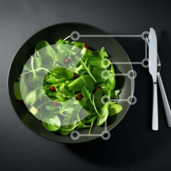 Intra Συλλεκτικό Ξύλινο Παζλ Plywood  4mm - Φρέσκια σαλάτα σε μαύρο μπολ με σκεύη Σε Ξύλινο Κουτί - Διαστάσεις: 10x10 cm – 25 κομμάτια - Image 1