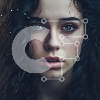 Intra Συλλεκτικό Ξύλινο Παζλ Plywood  4mm - Όμορφη εικόνα μιας νεαρής γυναίκας που στέκεται στη βροχή με μαύρο δερμάτινο μπουφάν και σκισμένο τζιν Σε Ξύλινο Κουτί - Διαστάσεις: 10x10 cm – 25 κομμάτια - Image 1