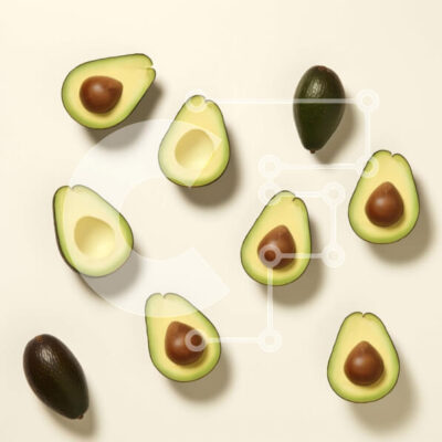 Intra Συλλεκτικό Ξύλινο Παζλ Plywood  4mm - Φρέσκα αβοκάντο σε φέτες σε λευκή επιφάνεια Σε Ξύλινο Κουτί - Διαστάσεις: 10x10 cm – 25 κομμάτια - Image 1