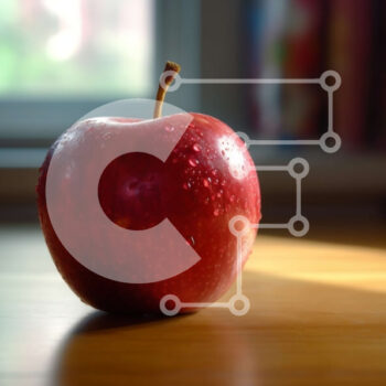 Intra Συλλεκτικό Ξύλινο Παζλ Plywood  4mm - Φρέσκο ​​και ζουμερό κόκκινο μήλο σε ένα ρουστίκ ξύλινο τραπέζι Σε Ξύλινο Κουτί - Διαστάσεις: 10x10 cm – 25 κομμάτια - Image 1