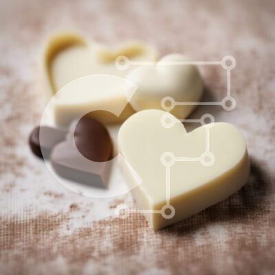 Intra Συλλεκτικό Ξύλινο Παζλ Plywood  4mm - Κομμάτια λευκής σοκολάτας σε σχήμα καρδιάς σε καφέ επιφάνεια Σε Ξύλινο Κουτί - Διαστάσεις: 10x10 cm – 25 κομμάτια - Image 1