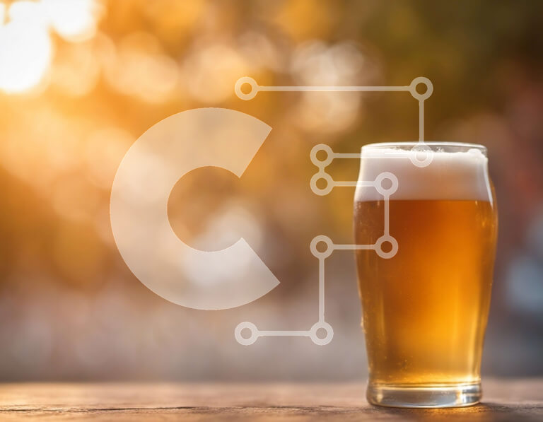 Intra Συλλεκτικό Ξύλινο Παζλ Plywood  4mm - Ποτήρι μπύρα σε ξύλινο τραπέζι με φόντο ηλιοβασίλεμα Σε Ξύλινο Κουτί - Διαστάσεις: 10x10 cm – 25 κομμάτια