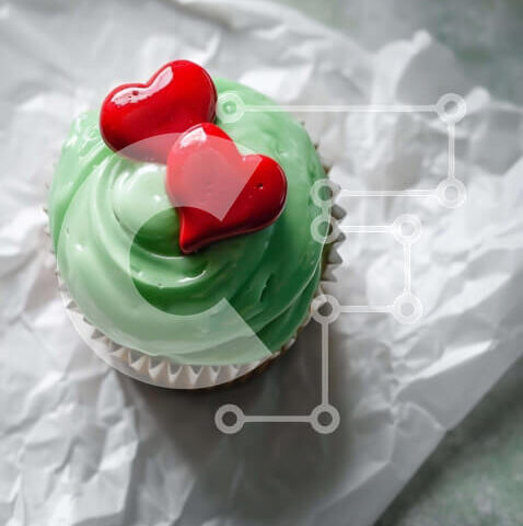 Intra Συλλεκτικό Ξύλινο Παζλ Plywood  4mm - Πολύχρωμο Cupcake με Καρδιά Toppers Σε Ξύλινο Κουτί - Διαστάσεις: 10x10 cm – 25 κομμάτια - Image 1