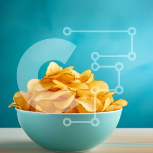 Intra Συλλεκτικό Ξύλινο Παζλ Plywood  4mm - Μπολ με πατατάκια σε ξύλινο τραπέζι με φόντο μπλε του ουρανού Σε Ξύλινο Κουτί - Διαστάσεις: 10x10 cm – 25 κομμάτια