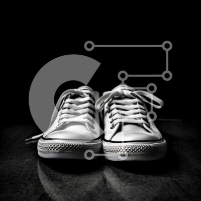 Intra Συλλεκτικό Ξύλινο Παζλ Plywood  4mm - Λευκά αθλητικά παπούτσια σε σκούρο φόντο Σε Ξύλινο Κουτί - Διαστάσεις: 10x10 cm – 25 κομμάτια - Image 1