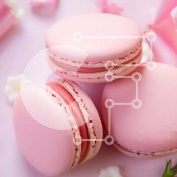 Intra Συλλεκτικό Ξύλινο Παζλ Plywood  4mm - Φρεσκοψημένα ροζ αμυγδαλωτά σε ένα ροζ τραπέζι με τριαντάφυλλα και λευκά λουλούδια Σε Ξύλινο Κουτί - Διαστάσεις: 10x10 cm – 25 κομμάτια - Image 1