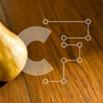 Intra Συλλεκτικό Ξύλινο Παζλ Plywood  4mm - Φρεσκοκομμένο κίτρινο αχλάδι σε ένα ρουστίκ ξύλινο τραπέζι Σε Ξύλινο Κουτί - Διαστάσεις: 10x10 cm – 25 κομμάτια - Image 1