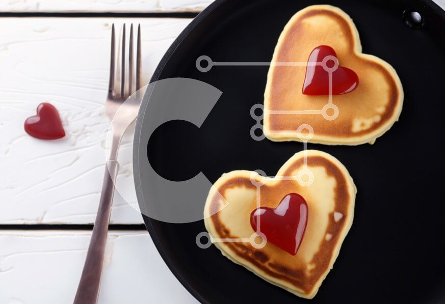 Intra Συλλεκτικό Ξύλινο Παζλ Plywood  4mm - Τηγανίτες σε σχήμα καρδιάς με κόκκινη μαρμελάδα σε μαύρο πιάτο Σε Ξύλινο Κουτί - Διαστάσεις: 10x10 cm – 25 κομμάτια