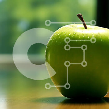 Intra Συλλεκτικό Ξύλινο Παζλ Plywood  4mm - Φρέσκο ​​πράσινο μήλο σε ξύλινο τραπέζι με πράσινο έξω Σε Ξύλινο Κουτί - Διαστάσεις: 10x10 cm – 25 κομμάτια - Image 1