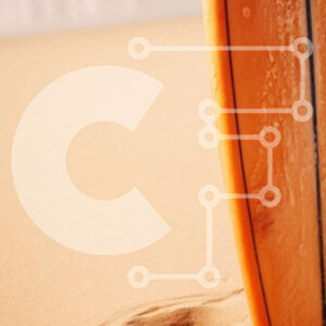 Intra Συλλεκτικό Ξύλινο Παζλ Plywood  4mm - Πορτοκαλί σανίδα του σερφ που ακουμπάει στην άμμο σε μια παραλία Σε Ξύλινο Κουτί - Διαστάσεις: 10x10 cm – 25 κομμάτια