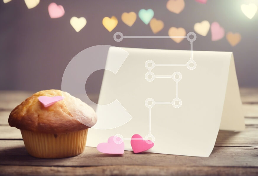 Intra Συλλεκτικό Ξύλινο Παζλ Plywood  4mm - Cupcake με καρδιές και άδεια κάρτα σημειώσεων σε ξύλινο τραπέζι Σε Ξύλινο Κουτί - Διαστάσεις: 10x10 cm – 25 κομμάτια